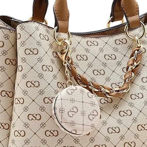 Detalhe da bolsa Chenson Mão Monograma Elegance bege com corrente dourada e textura PU